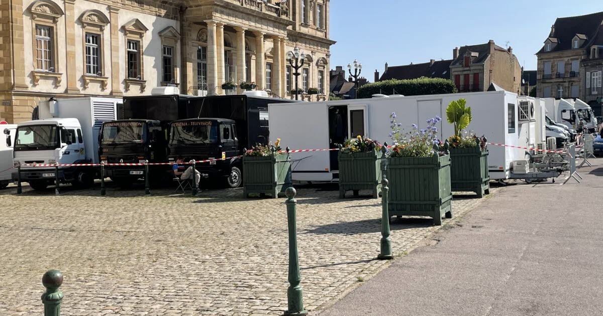 Autun. De crew van de film "Het water verversen voor de bloemen" filmt enkele scènes in het stadhuis.