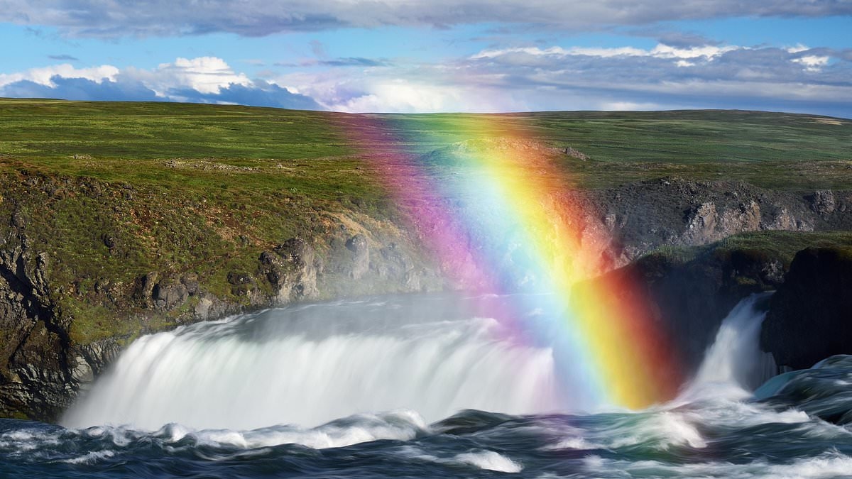 How many colours in a rainbow? More than 100:  Think Like A Mathematician by Junaid Mubeen
