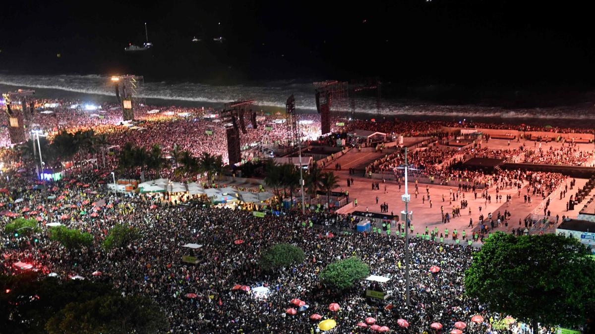 Joyas de oro de $300 mil pesos colombianos fueron encontradas en playa de Copacabana tras concierto de Lady Gaga