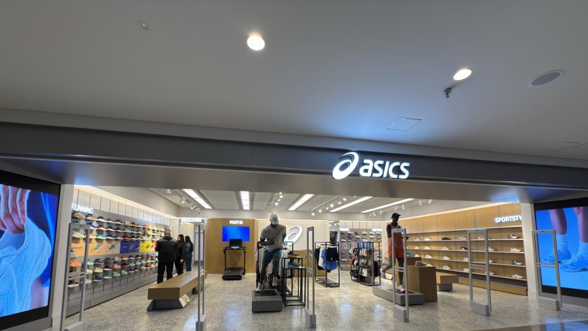 ASICS opent zijn nieuwe winkel in het Andino Shopping Center in Bogotá.