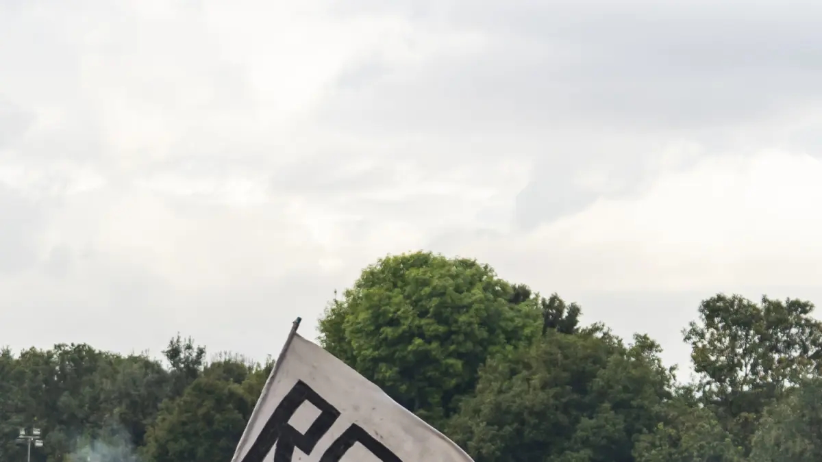 Debaixo de chuva, o ritual voltou: o Rock al Parque 2025 continua firme e forte, apesar do baixo público.