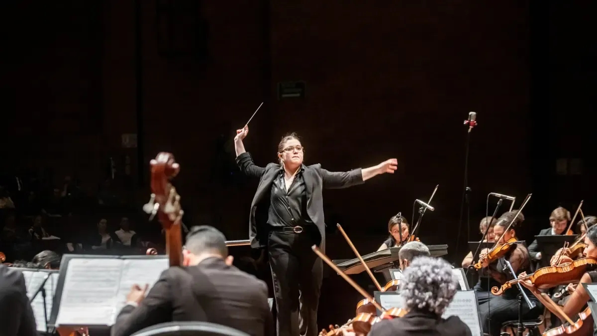 De eerste vrouwelijke chef-dirigent van het Filharmonisch Orkest van Medellín komt met een missie: transformeren met muziek en zorg.