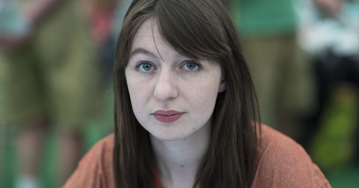 Keffiyehli yazar Sally Rooney