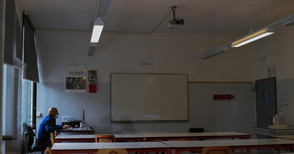 Het dubbele gezicht van de school, gezien vanaf het bureau van de leraar