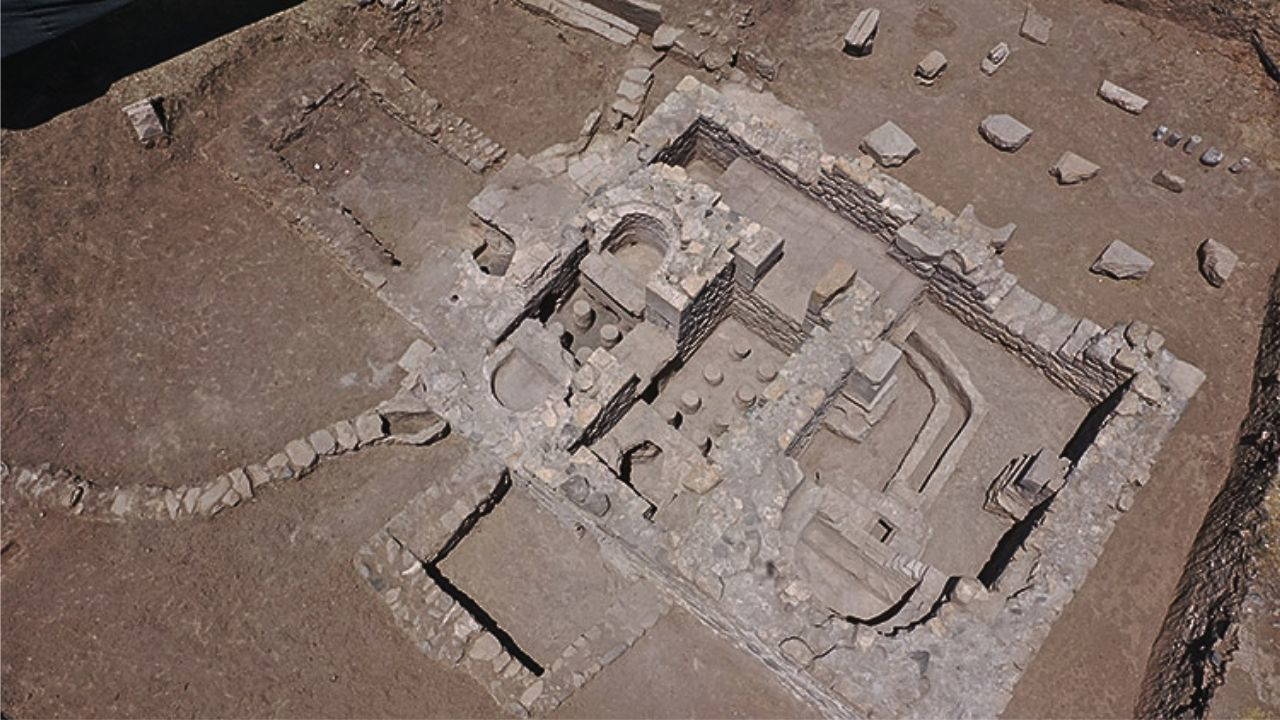Er grub ein Loch, um Setzlinge einzupflanzen, und legte dabei ein 1700 Jahre altes römisches Bad frei.