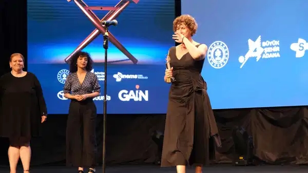 Pelin Esmer erhält 8 Auszeichnungen! Die Auszeichnungen wurden beim 32. Internationalen Adana Golden Ball Film Festival verliehen.