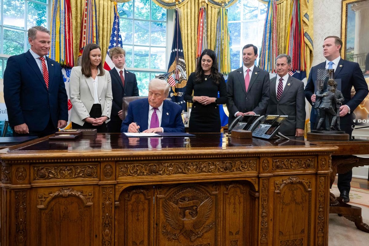 „Sie können gehen, wohin Sie wollen“: Donald Trump unterzeichnet Durchführungsverordnung, um illegalen Einwanderern kostenlose Flüge ins Ausland anzubieten
