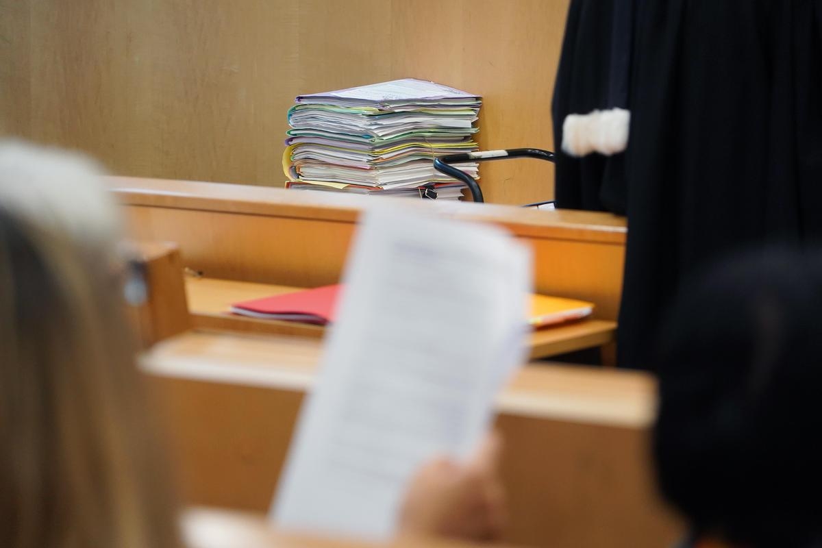 „Zatrucie żywności halal”, „zabicie 200 imamów”: 16 skrajnie prawicowych aktywistów osądzonych w Paryżu
