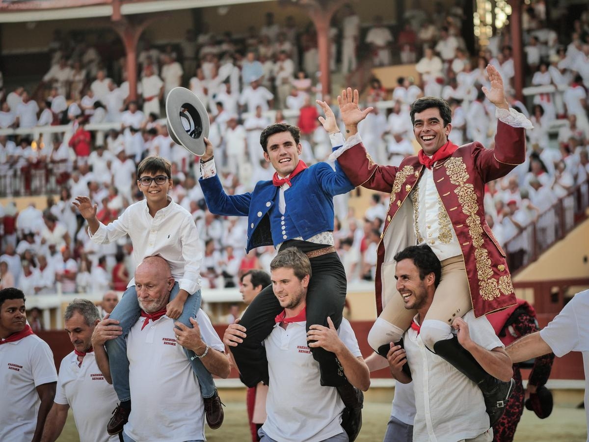 Fotoğraflarla. Bayonne Festivali 2025: Atlı boğa güreşlerine bir bakış