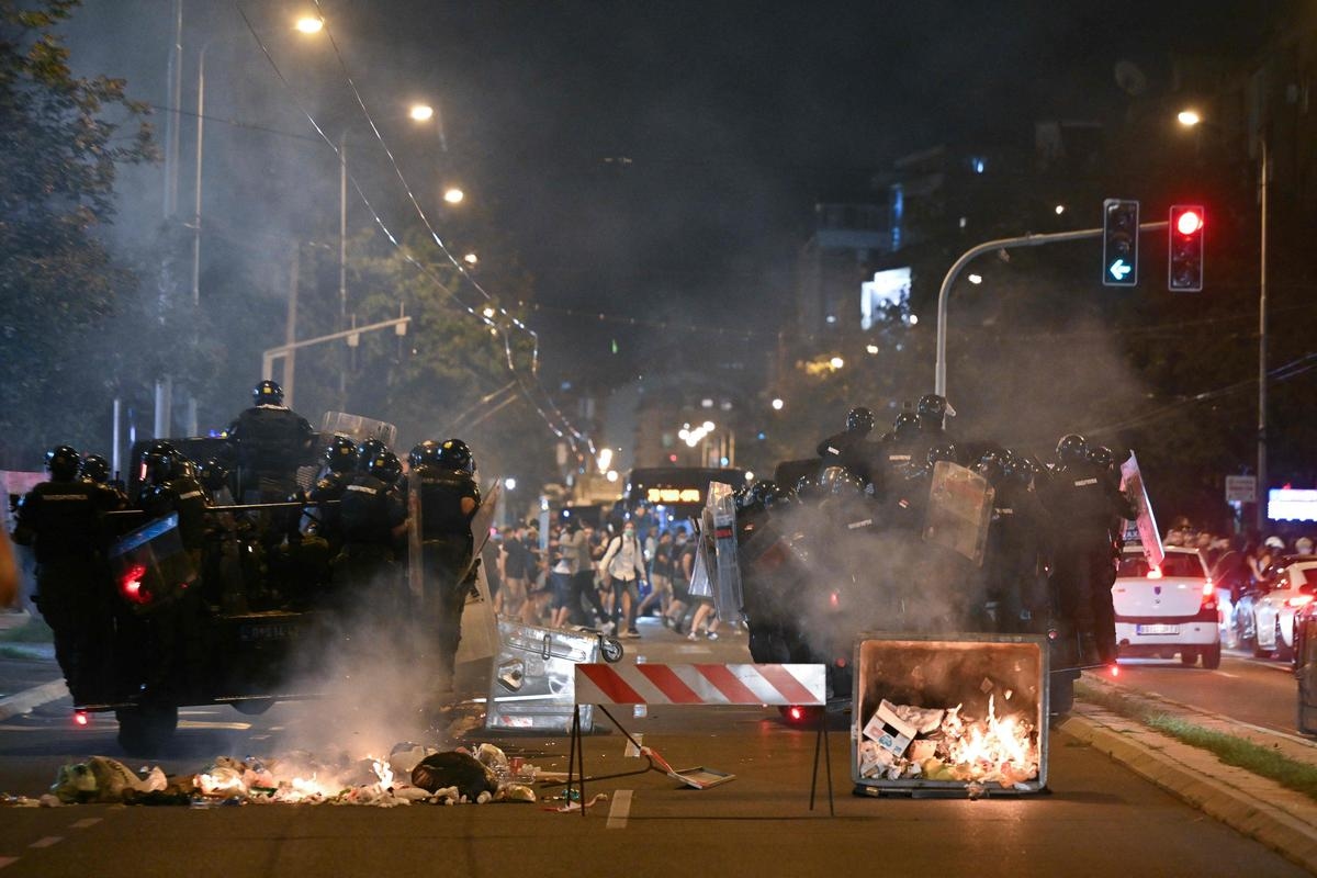 Serbia: Biura partii rządzącej ponownie zniszczone podczas protestów w Belgradzie