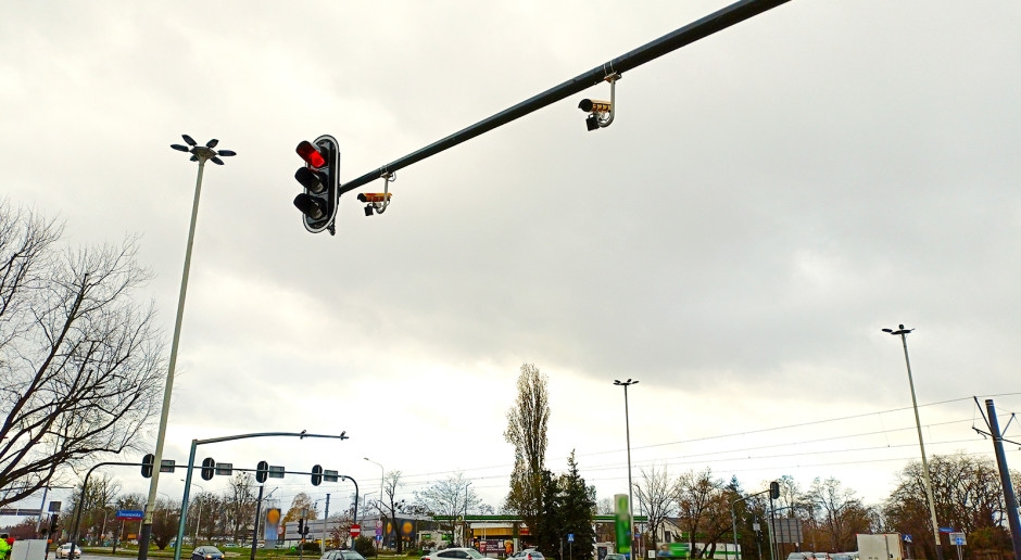 Trafik ışıklarında ve hemzemin geçitlerde bol miktarda kamera var. Daha fazla lokasyonda RedLight sistemleri