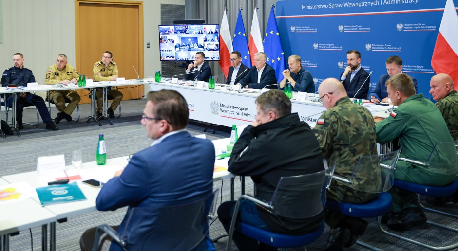 The Prime Minister calls for full mobilization. The first major flooding has occurred [REPORT]