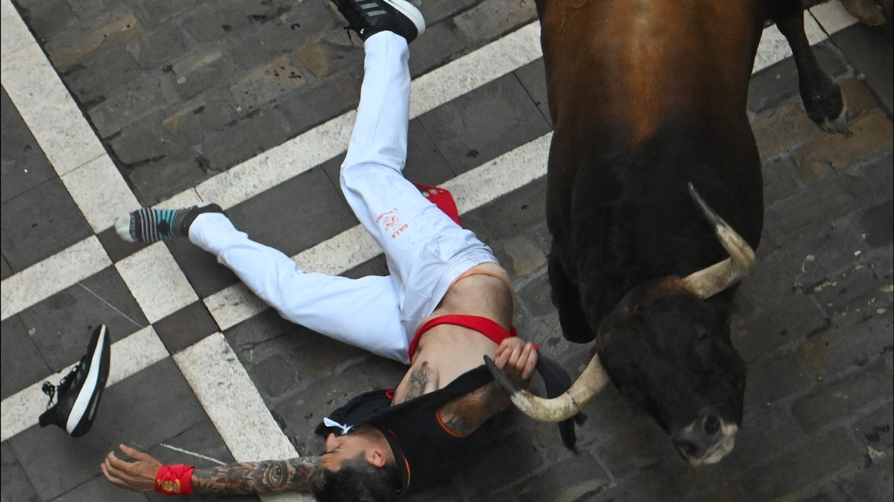 Terza corsa dei tori di San Fermín | Un toro incornato in una corsa elettrica condotta dai tori esordienti di Álvaro Núñez