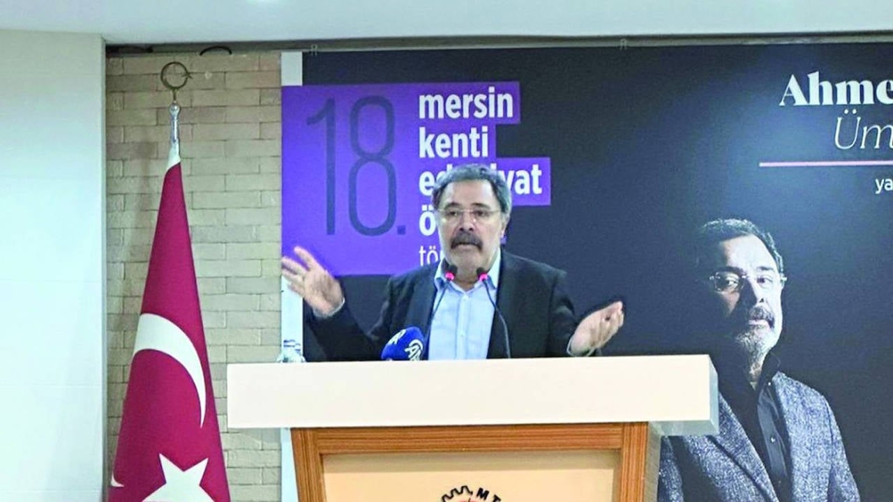 Mersin zeichnet Ahmet Ümit aus