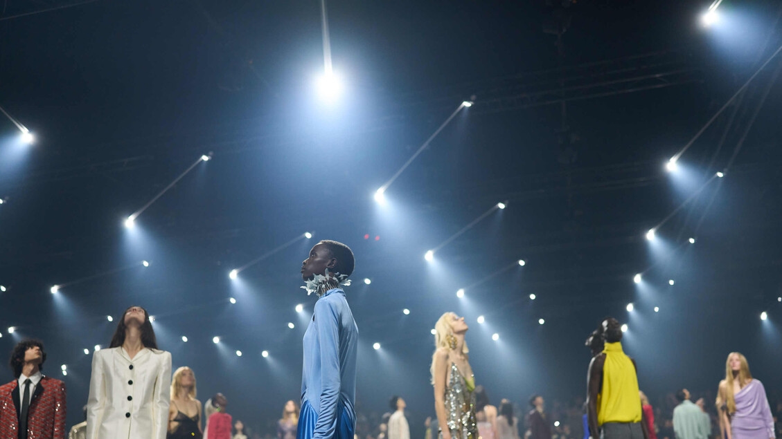 Alessandro Michele'nin ateş böcekleri Valentino'da geçit töreni yapıyor