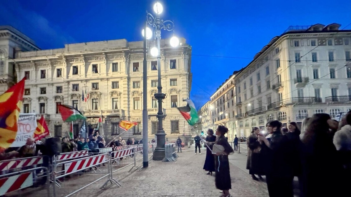 Sur la Piazza Scala, la mode et les pro-Gaza unis un instant