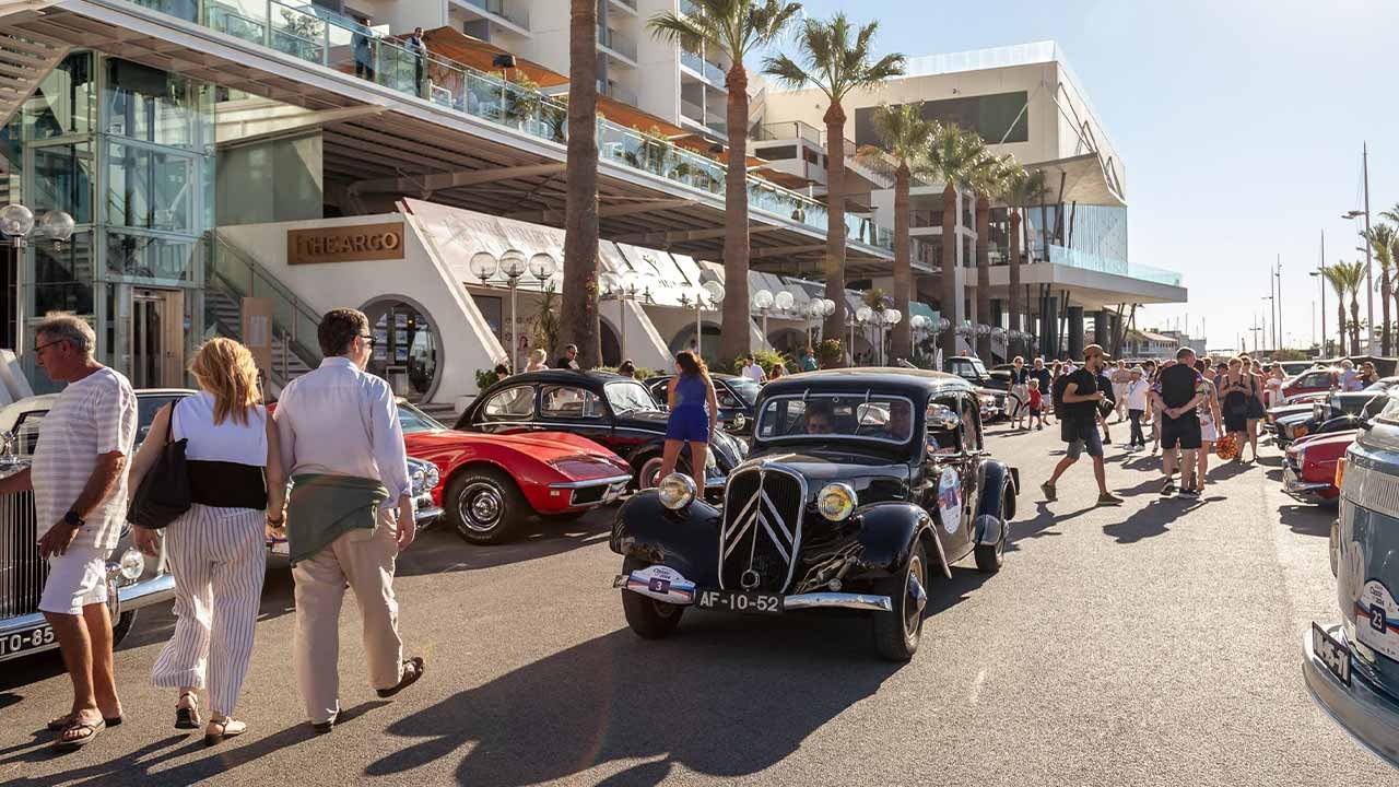 Algarve Classic Cars torna con oltre 100 auto d'epoca e passa per Faro e Olhão