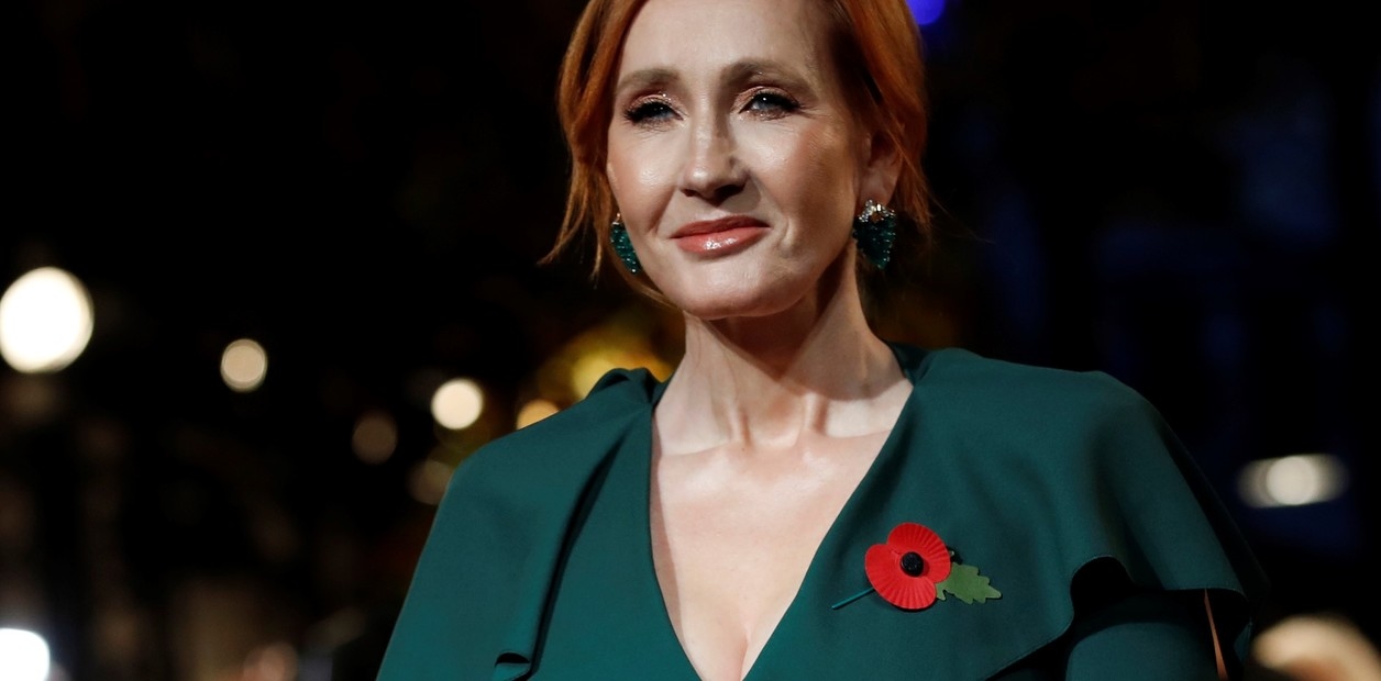 J.K. Rowling sigue su batalla contra las mujeres trans: ahora, se pelea con el director Chris Columbus