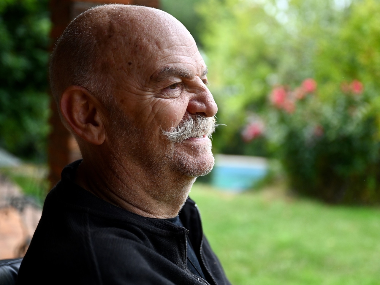 Martín Caparrós believes that "telling and analyzing" will distinguish journalists from technical experts.