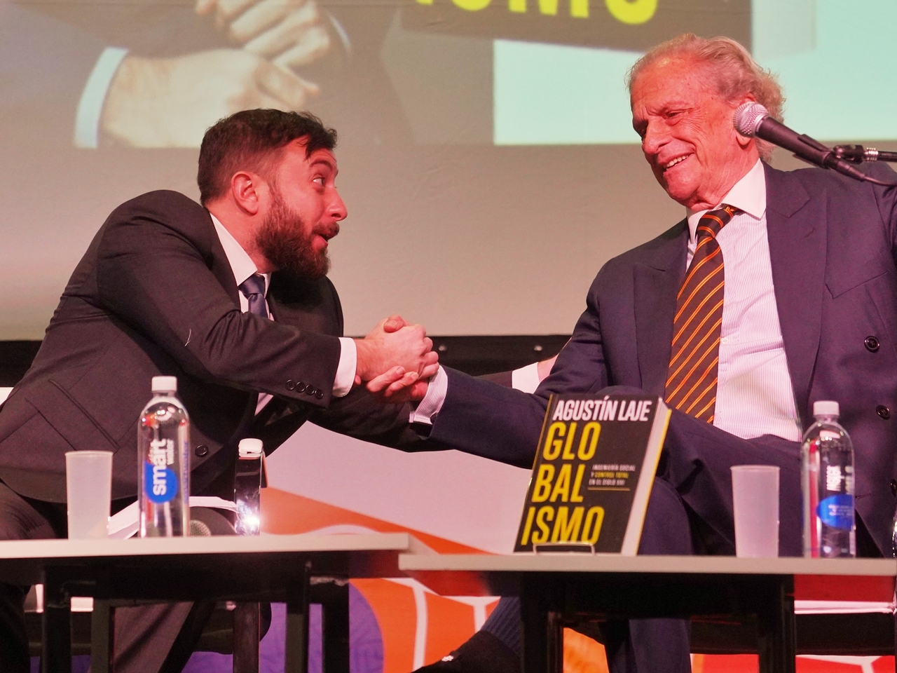 Agustín Laje presented his book to nearly a thousand people, championed the cultural battle, and formed the "dream team" of his far-right Latin America.