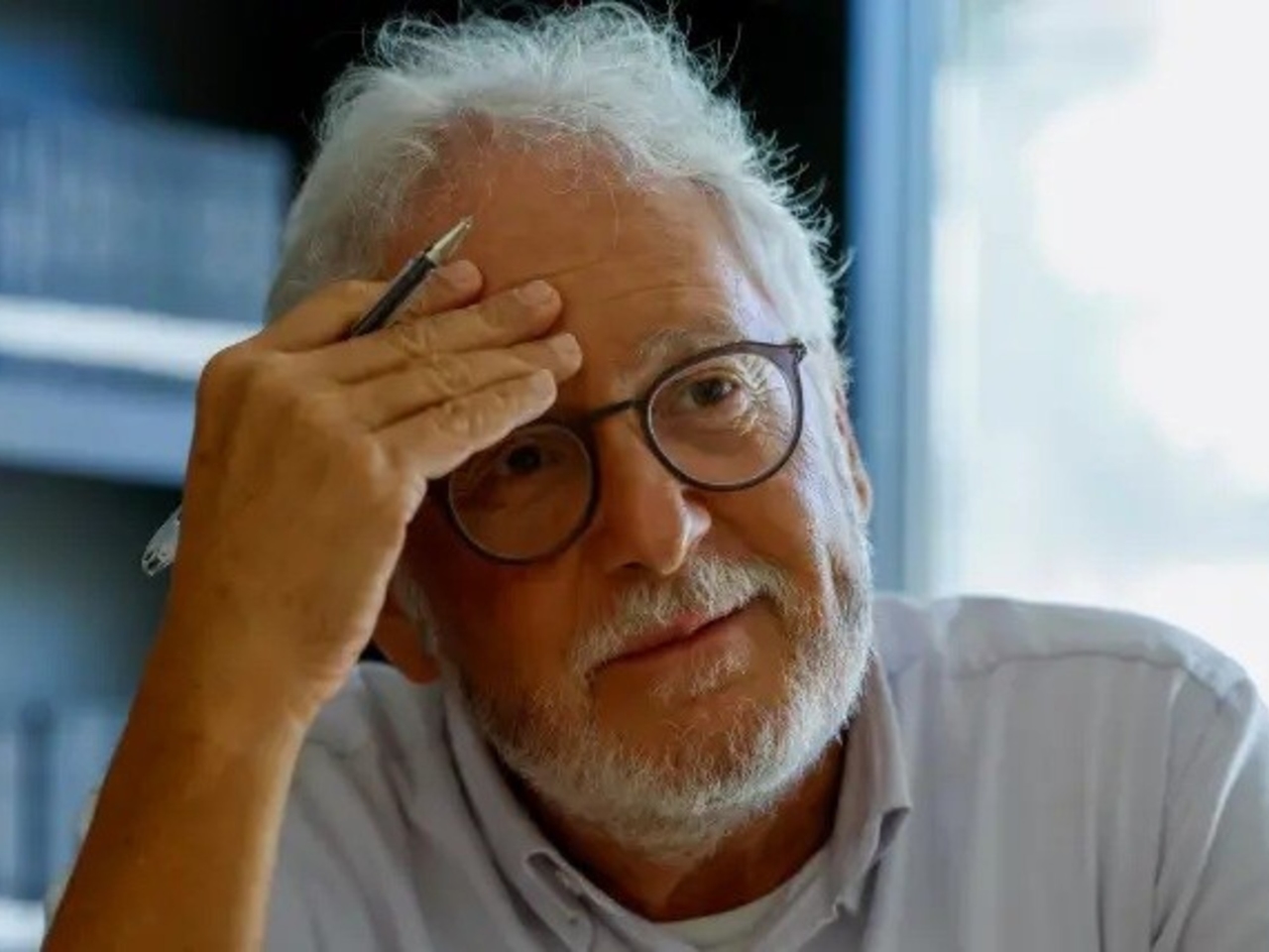 Héctor Abad Faciolince sobreviveu a um ataque russo na Ucrânia e agora conta a história em um livro.