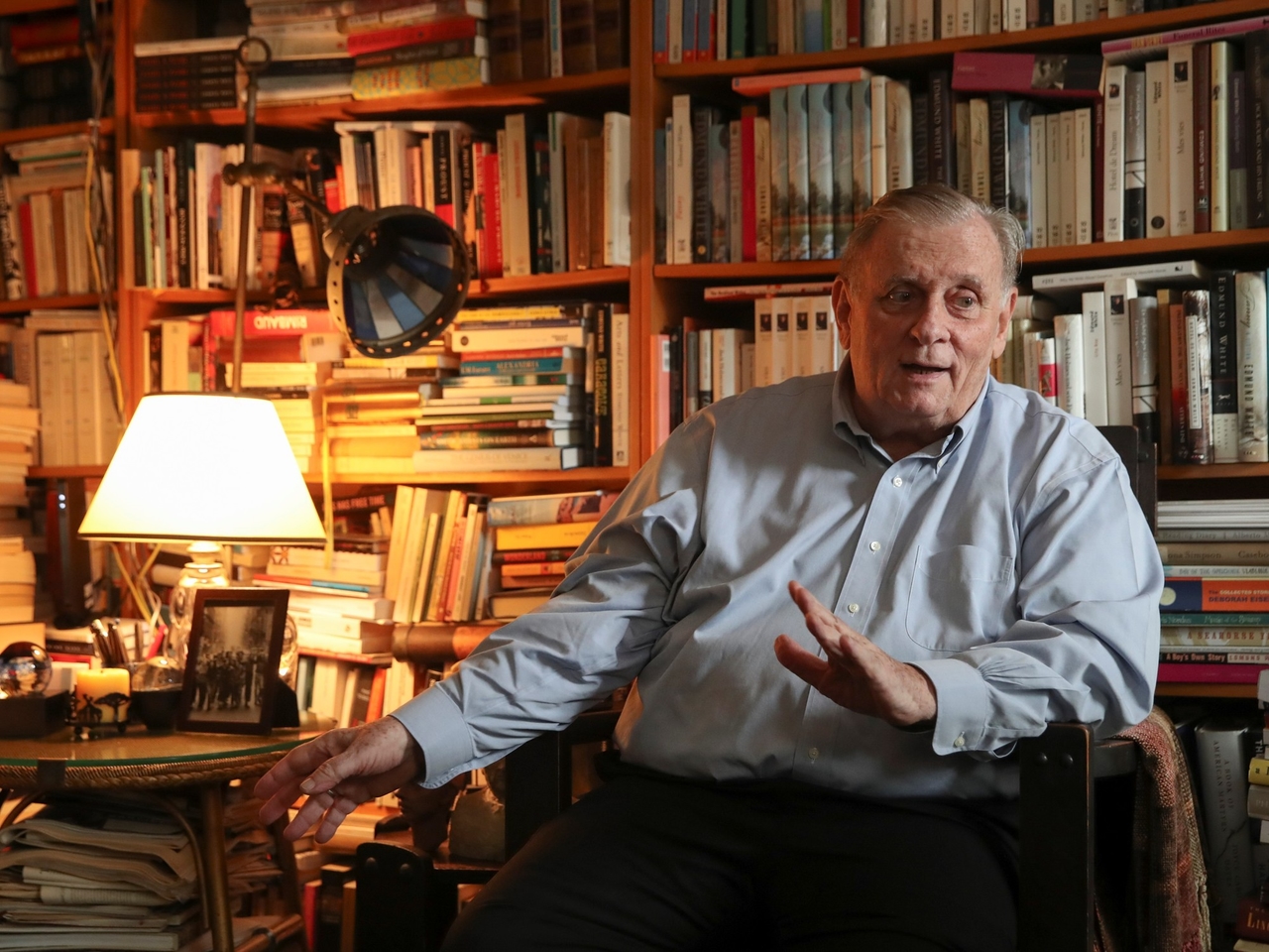 Edmund White, gefeierter queerer Romanautor und Pulitzer-Preis-Finalist, ist gestorben.