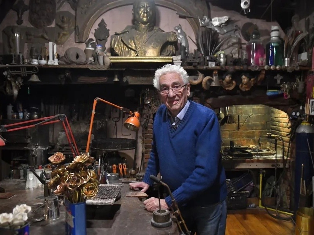 L'orafo Juan Carlos Pallarols crea un calice di pace, fatto di proiettili, per Leone XIV