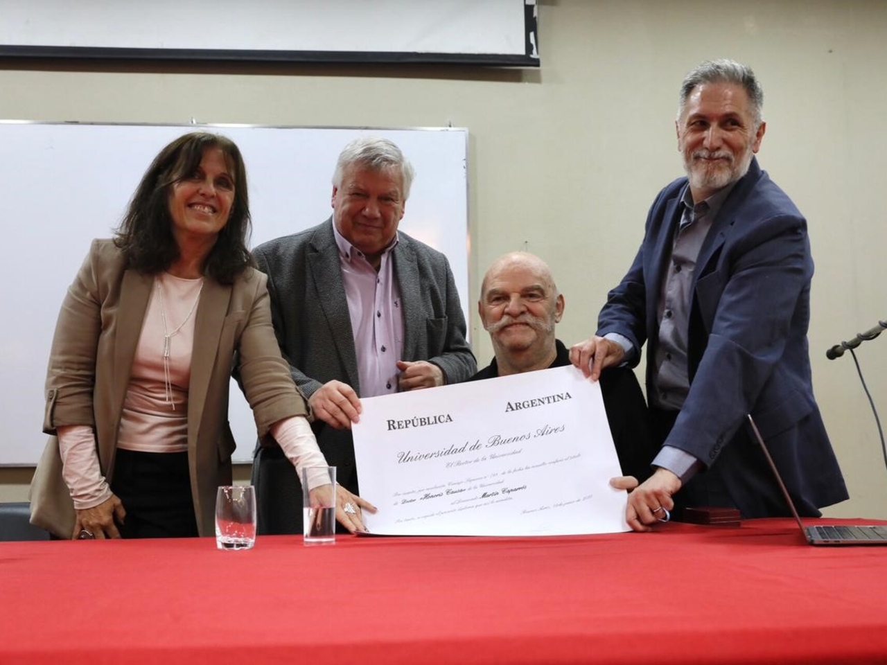 “Fracasamos. Yo también me hago cargo”: El escritor Martín Caparrós recibió el Honoris Causa