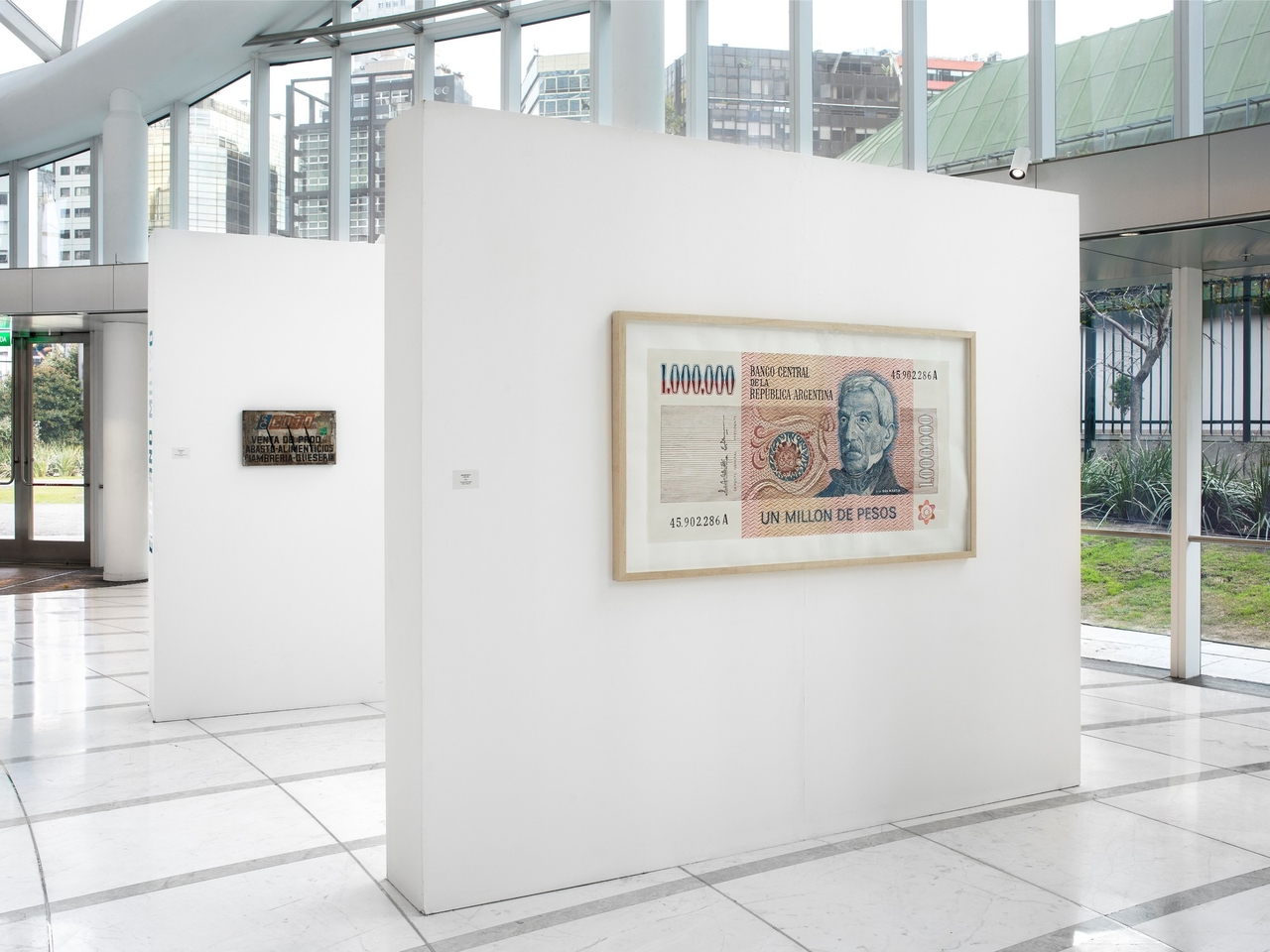 Van PAN-vakjes tot de nullen op een bankbiljet: de tentoonstelling die een visuele archeologie van het Argentijnse verleden voorstelt