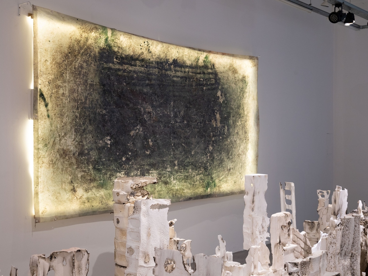 La nueva instalación de Andrés Waissman: materiales de descarte convertidos en ciudad