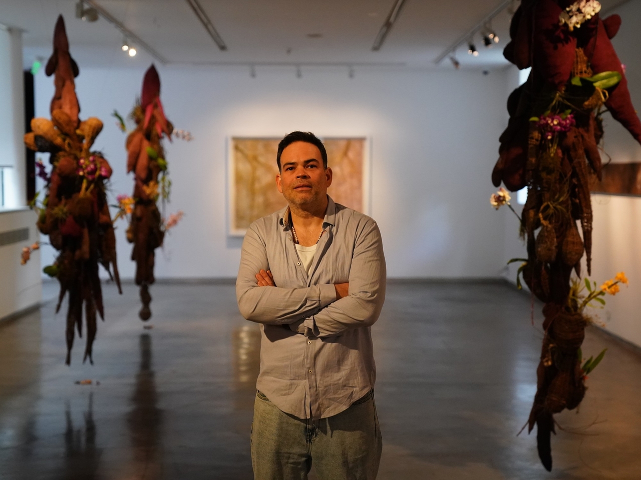 Andrés Paredes im Sívori-Museum: Fabelwesen, Kosmos und rote Erde