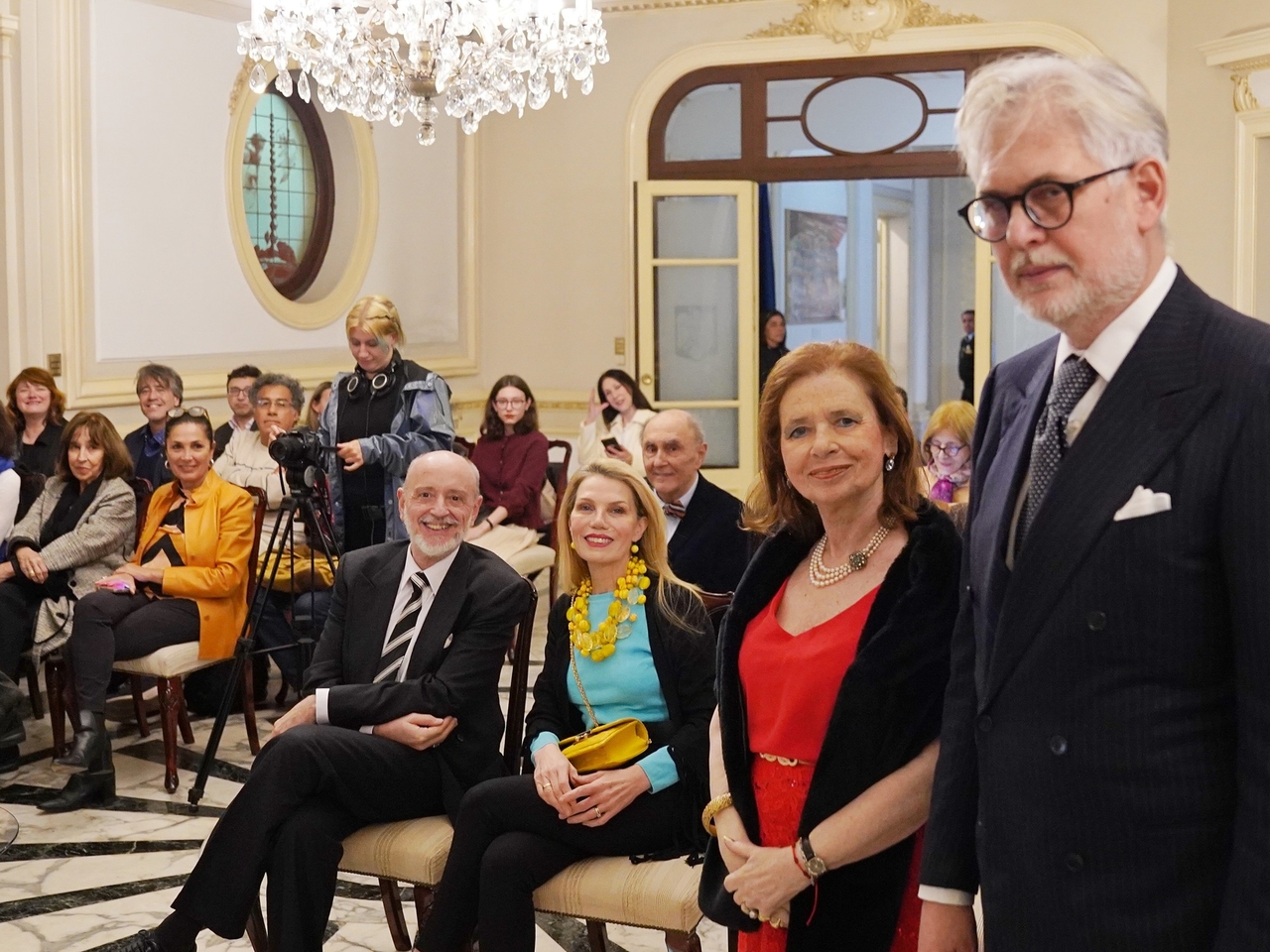 Schrijfster Alina Diaconú kreeg op haar 80e verjaardag een eerbetoon bij de Roemeense ambassade.
