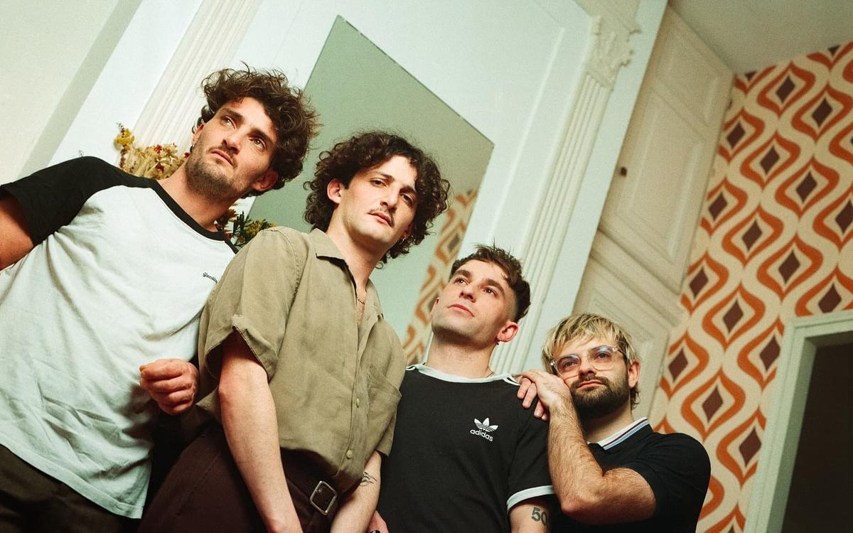 Nastyjoe pronto para subir ao palco no Moulin du Rousseau