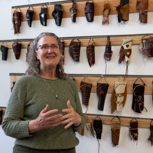 "Il mito del Far West era forte in lui": un artista locale onora la memoria del padre con una mostra delle sue fondine artigianali