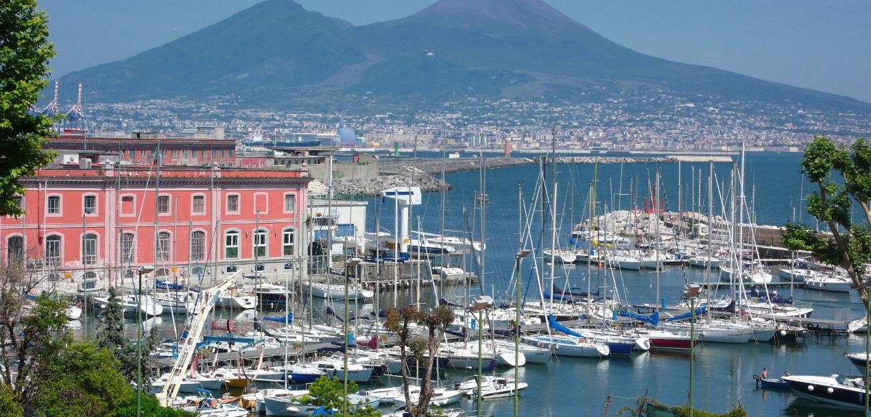„Contemporary Naples 2023-2025“: Der Electa-Band beschreibt die Stadt als ein weitverbreitetes Museum öffentlicher Kunst.