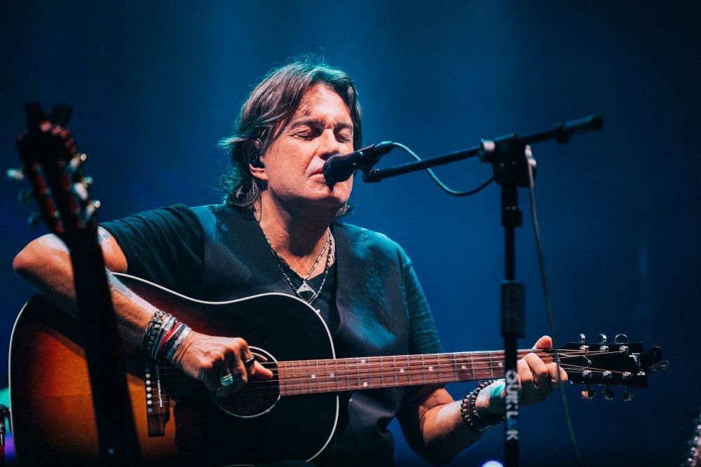Cristiano De André in concert in Caserta with “De André sings De André – Best Of Estate 2025”