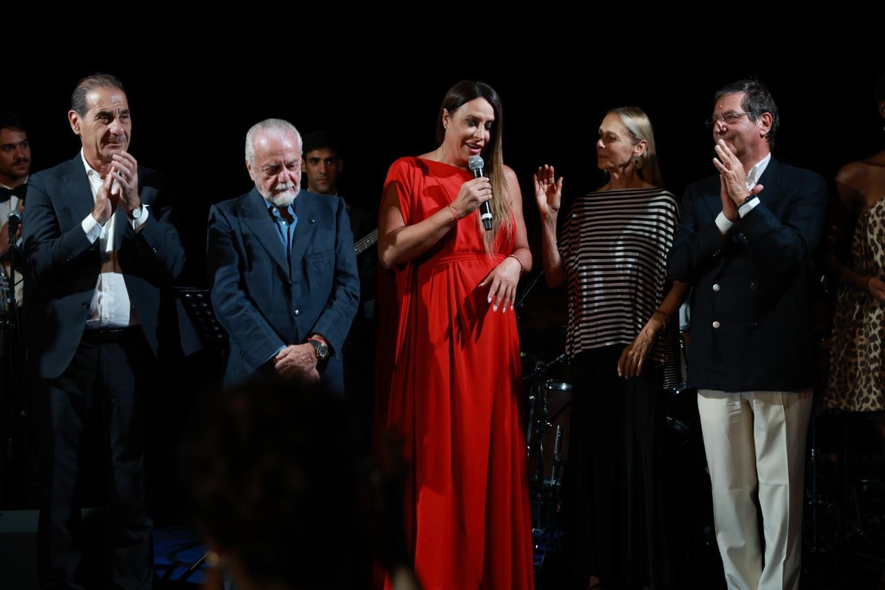 Op het Ischia Global Festival eert De Laurentiis Gascon en biedt haar een film met Verdone aan.