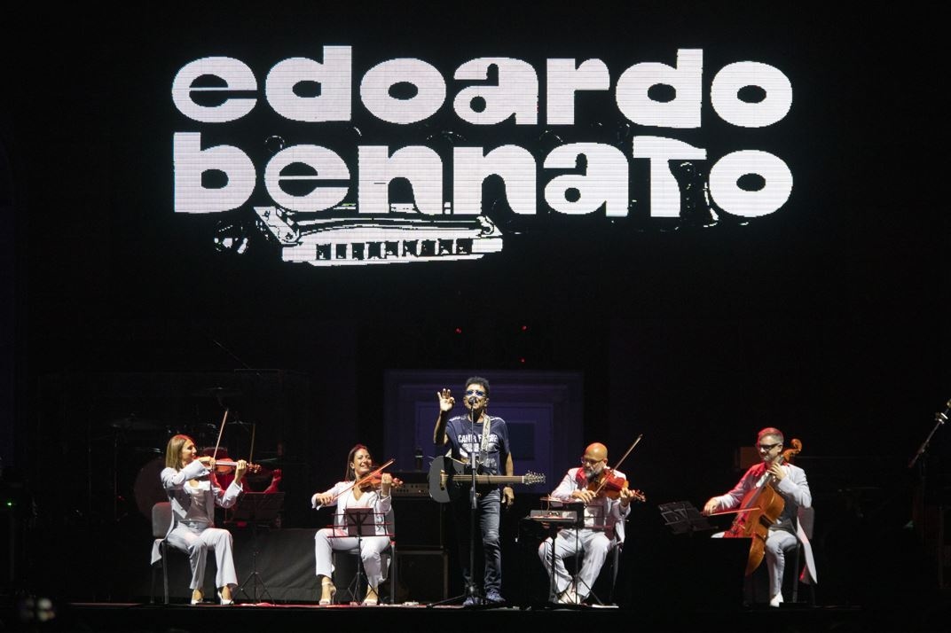 Edoardo Bennato'nun dokuzuncu "Un'estate da Re" (Kral Gibi Bir Yaz) oyununun biletleri tükendi. Etkinliğe 7.000'den fazla seyirci katıldı.