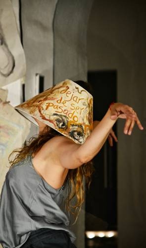 They merge dance and painting to narrate the deterioration and resistance of memory.