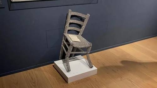 Museum von Verona verklagt Mann, der glasbedeckten Stuhl zerbrochen hat