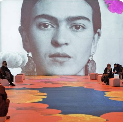 Una mostra immersiva affronta il lato "più umano" di Frida Kahlo.
