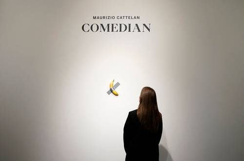 Zwiedzający ugryzł banana przyklejonego do ściany w Pompidou, zdjęcie Maurizio Cattelana