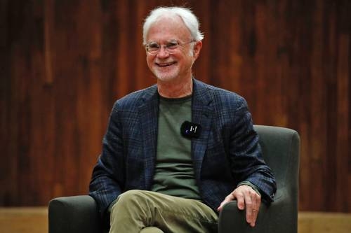 „Bardzo utożsamiam się z Markiem Twainem ze względu na jego poczucie humoru”: John Adams