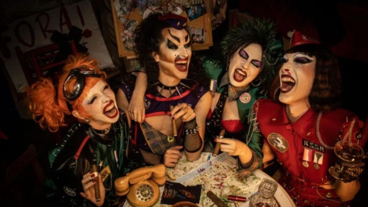 Punk, travestis e fantasias na apresentação do álbum Ruïnosa and the Strippers de Rahola