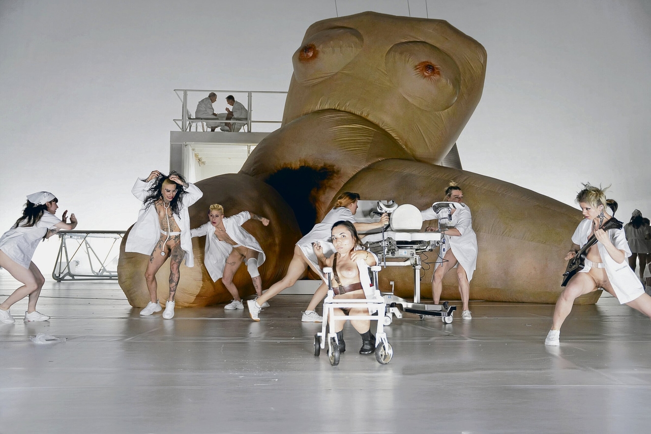 »Un anno senza estate« | Florentina Holzinger alla Volksbühne: Benvenuti alla festa!