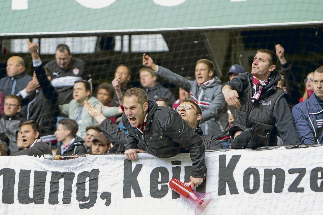 Klub-WM | Rütteln am Käfig