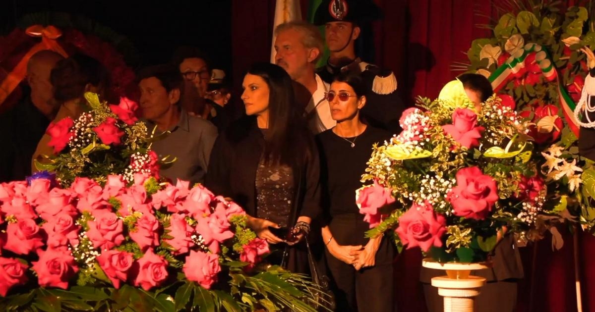 Freunde und bekannte Gesichter, die gemeinsame Hommage an Pippo in der Trauerkapelle des Teatro delle Vittorie