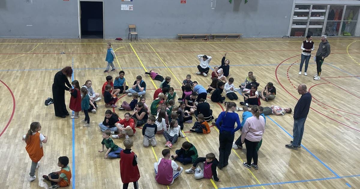 Pont-Saint-Vincent. Eğlence merkezinde hafif egzersiz, kaçış oyunu, şenlikli disko