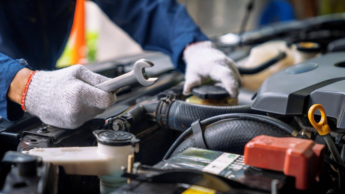 Revelan las estafas más frecuentes al llevar el carro al mecánico