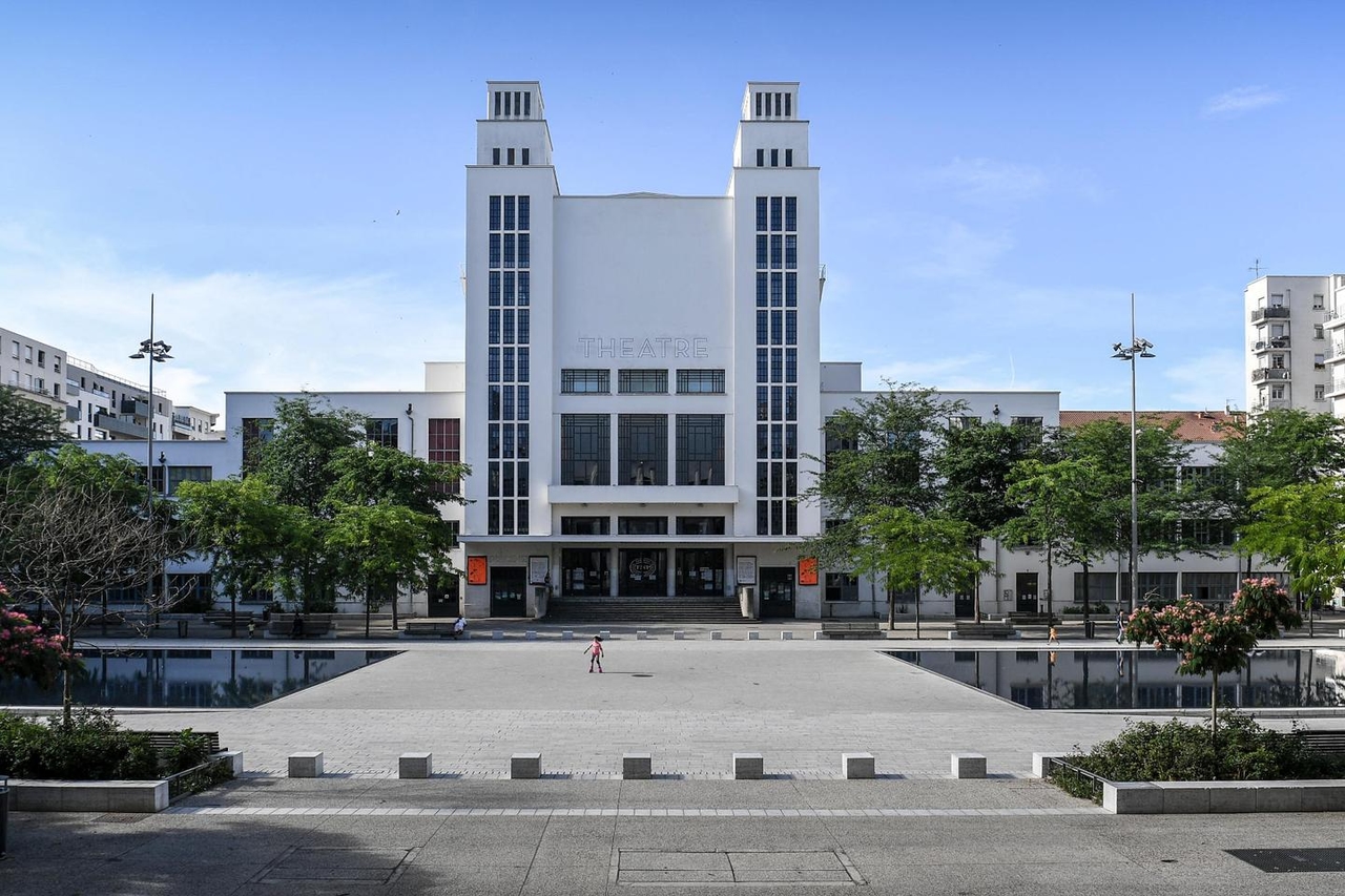 Rachida Dati, Villeurbanne'da Théâtre ulusal populaire'i ve Pôle Pixel'i bir araya getiren bir "referans merkezi"nin duyurusunu yapıyor